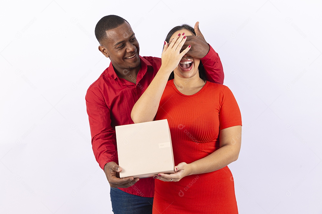 Lindo casal brasileiro com roupas vermelhas em fundo branco