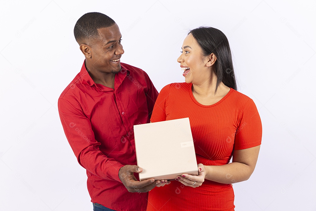 Lindo casal brasileiro com roupas vermelhas em fundo branco