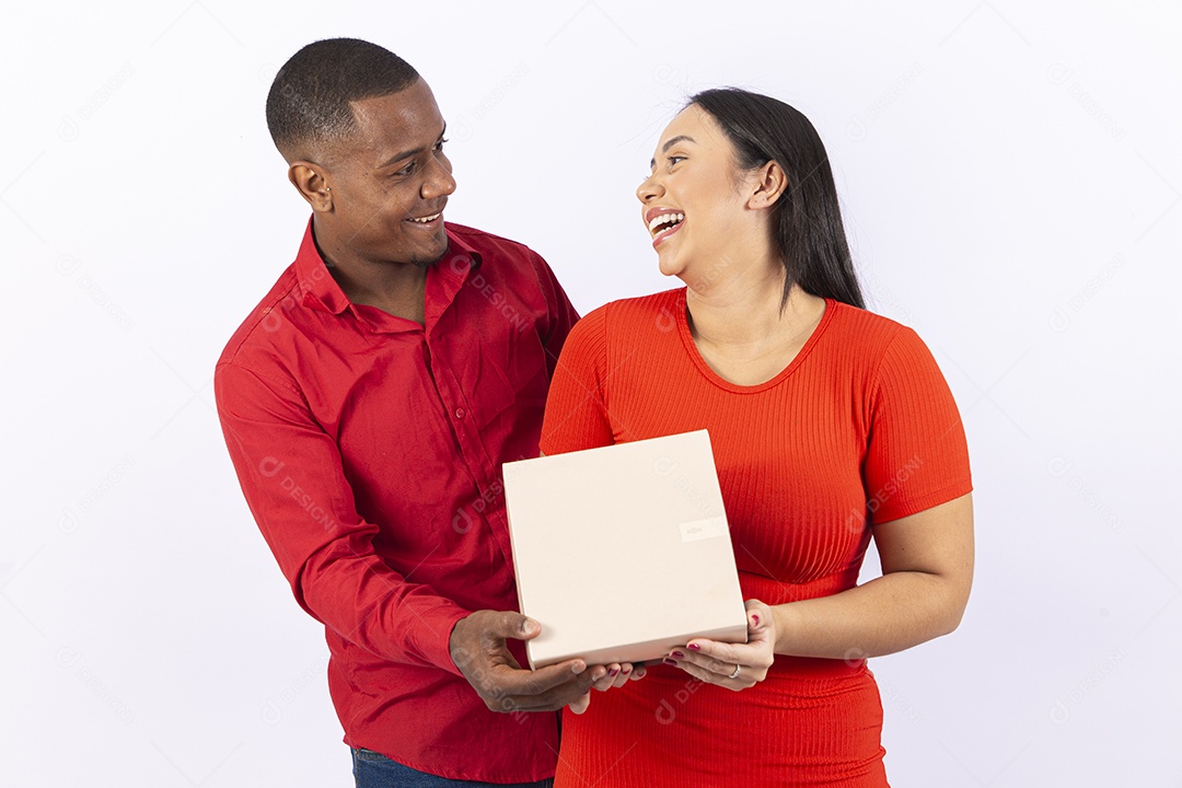 Lindo casal brasileiro com roupas vermelhas em fundo branco