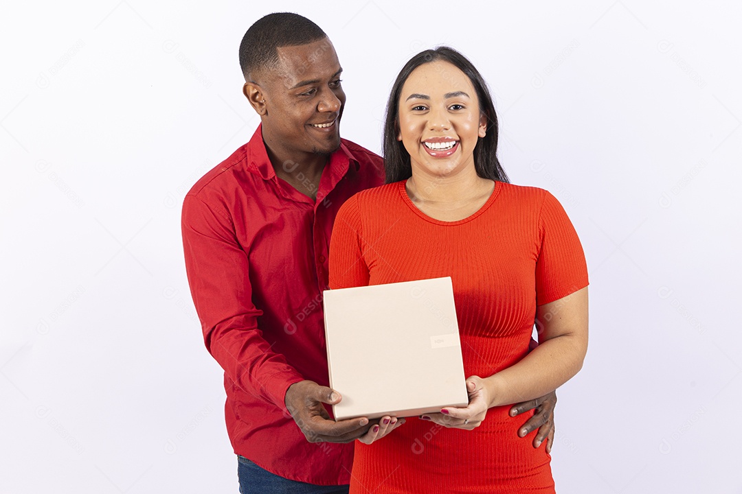 Lindo casal brasileiro com roupas vermelhas em fundo branco