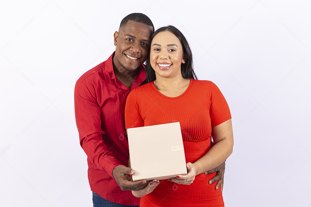Lindo casal brasileiro com roupas vermelhas em fundo branco