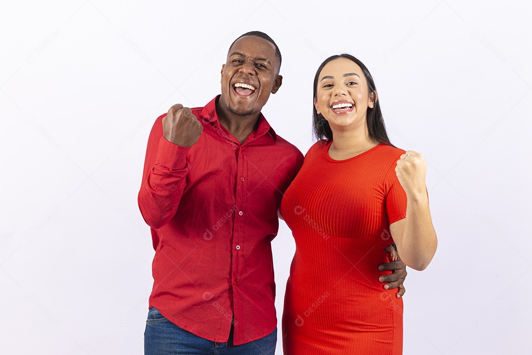 Lindo casal brasileiro com roupas vermelhas em fundo branco