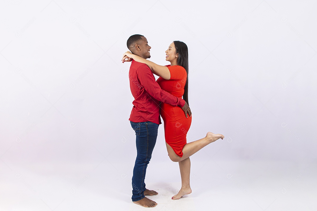 Lindo casal brasileiro com roupas vermelhas em fundo branco