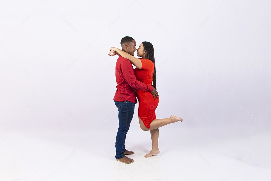 Lindo casal brasileiro com roupas vermelhas em fundo branco