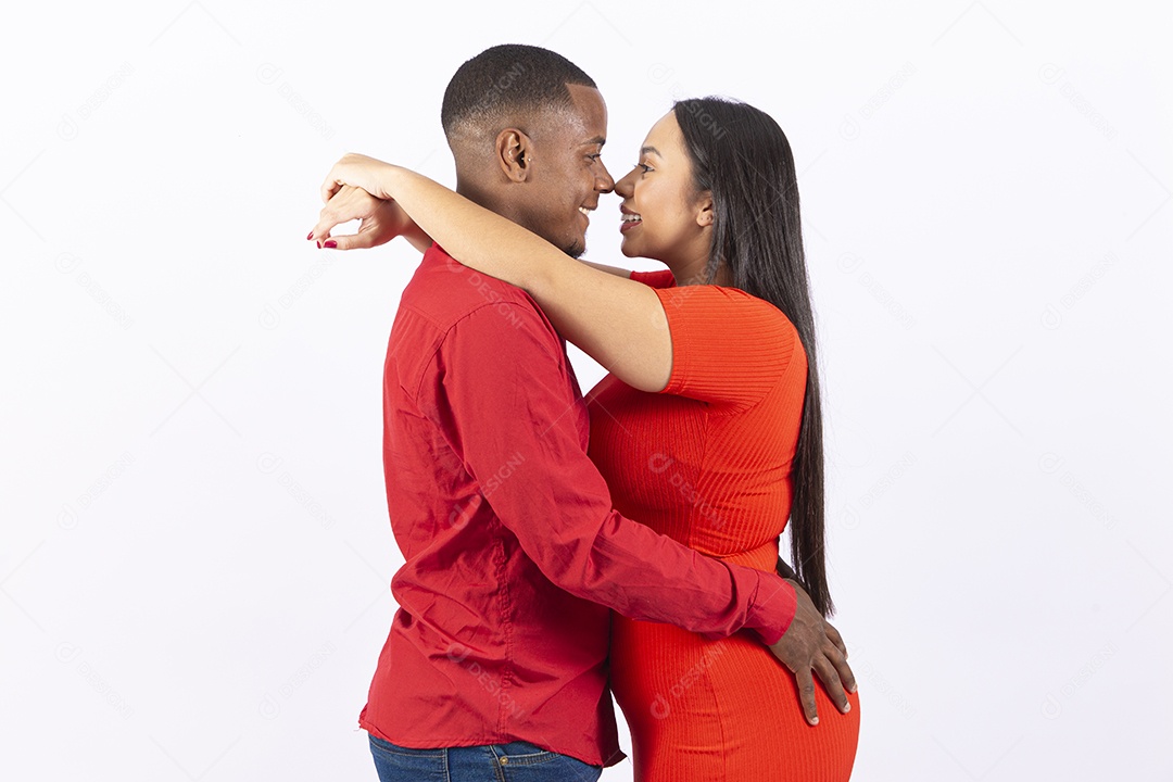 Lindo casal brasileiro com roupas vermelhas em fundo branco