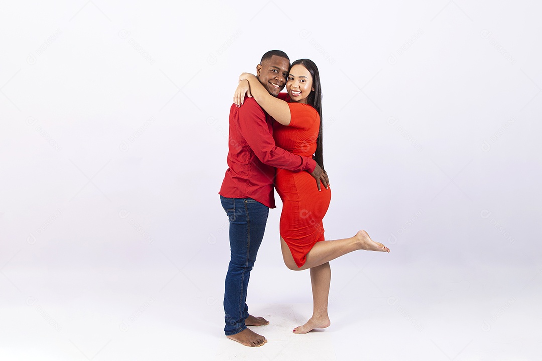 Lindo casal brasileiro com roupas vermelhas em fundo branco