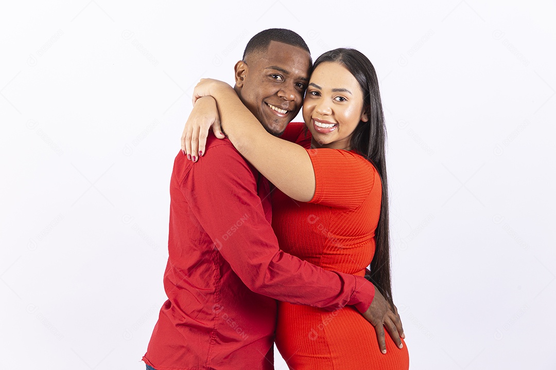 Lindo casal brasileiro com roupas vermelhas em fundo branco