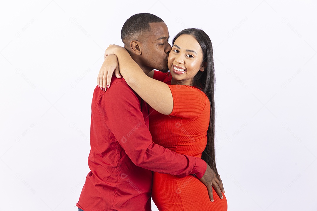 Lindo casal brasileiro com roupas vermelhas em fundo branco