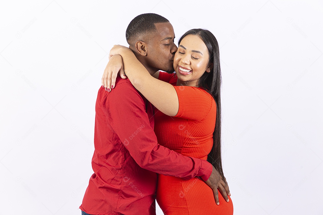 Lindo casal brasileiro com roupas vermelhas em fundo branco