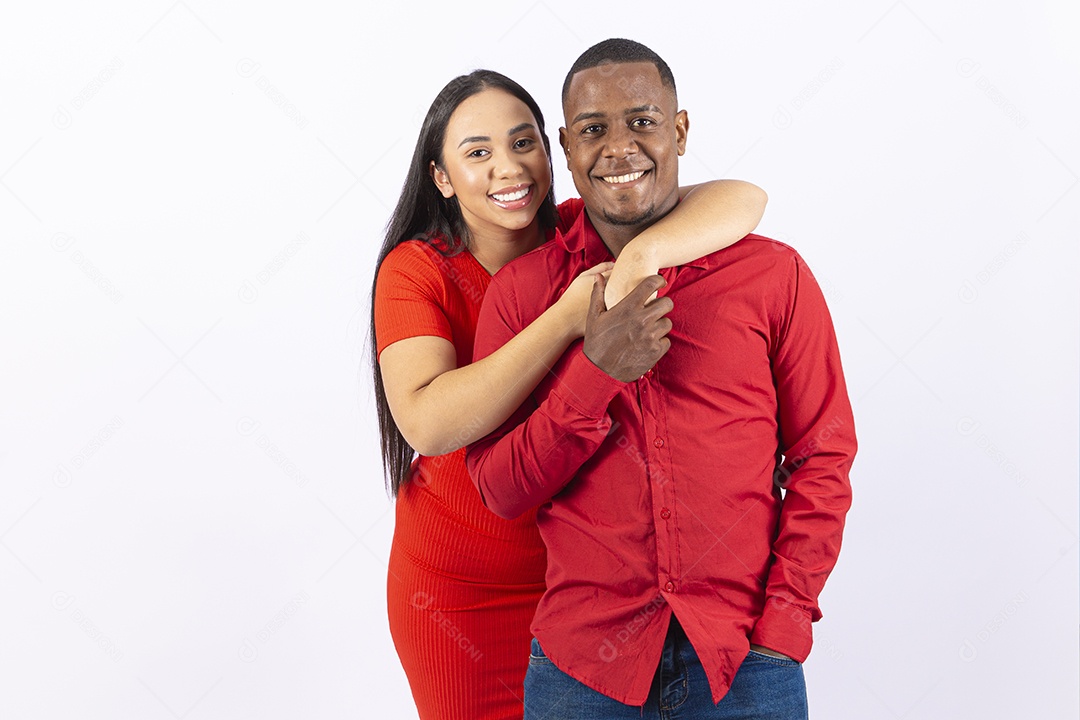 Lindo casal brasileiro com roupas vermelhas em fundo branco