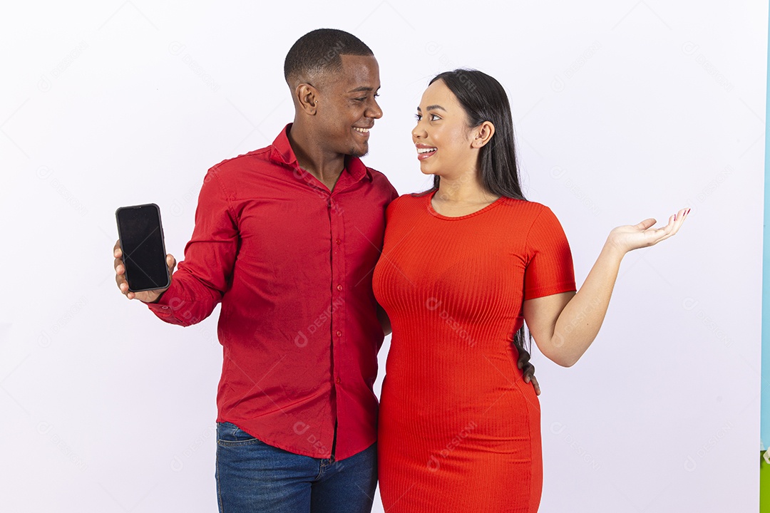 Lindo casal brasileiro com roupas vermelhas em fundo branco