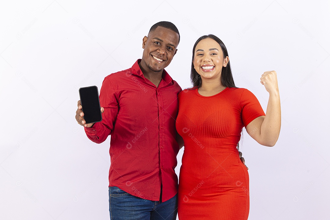 Casal brasileiro sorrindo em fundo branco