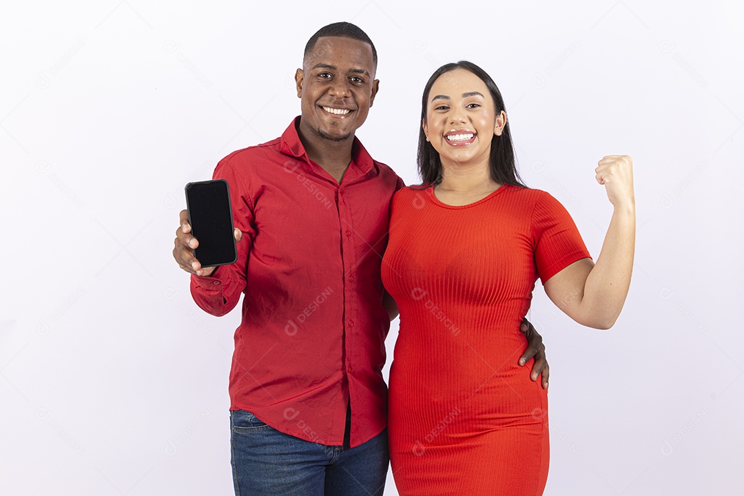 Casal brasileiro sorrindo em fundo branco