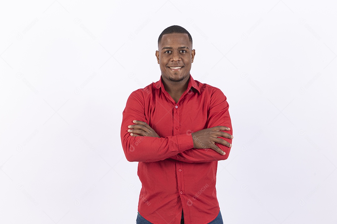 Homem negro sorridente com camisa vermelha