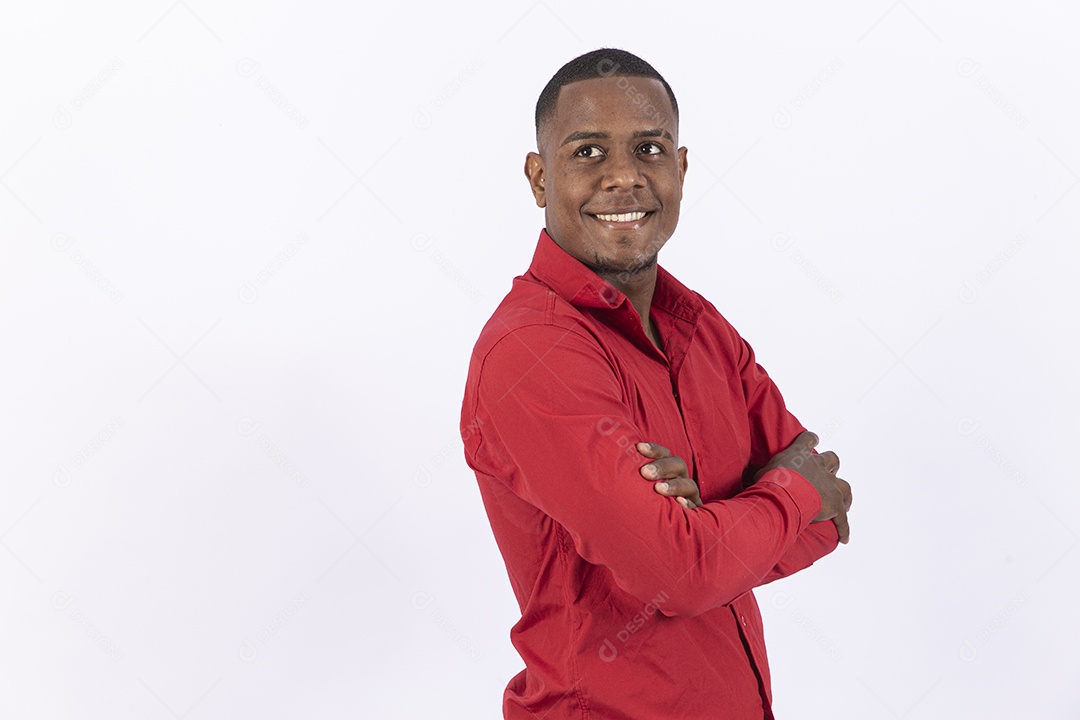 Homem negro sorridente com camisa vermelha