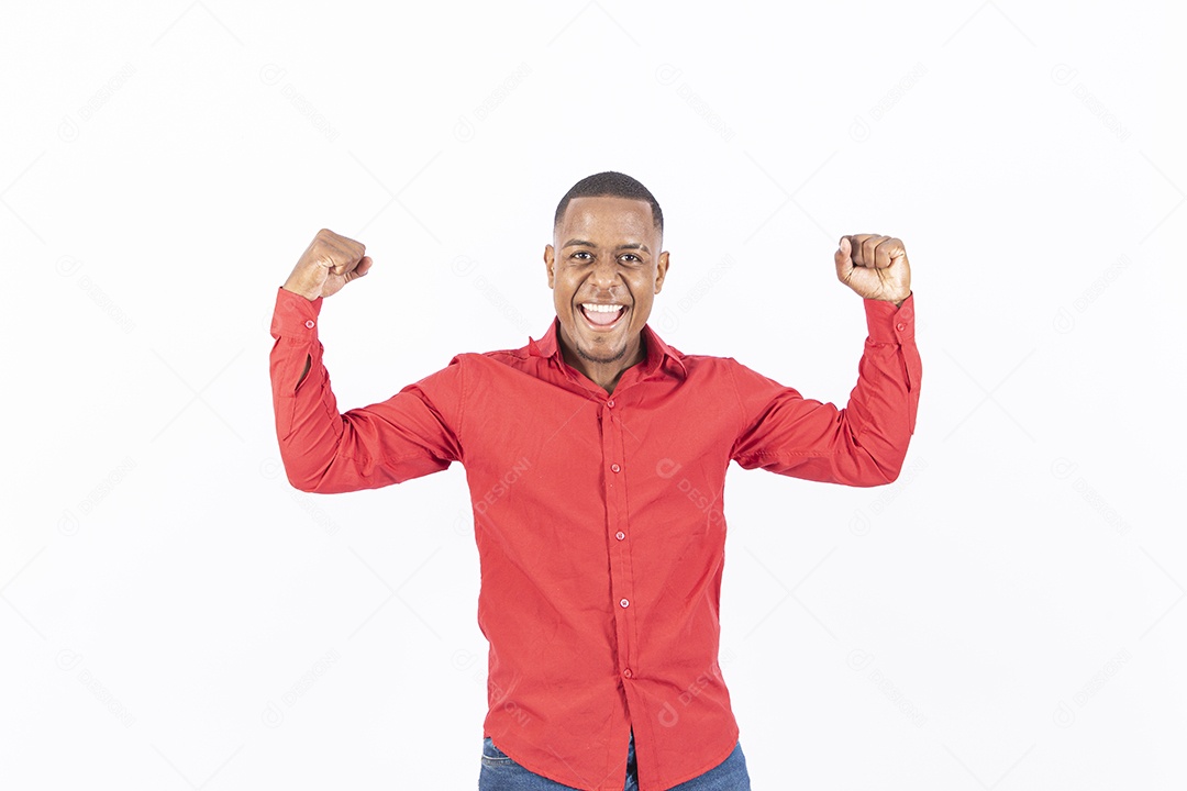 Homem negro sorridente com camisa vermelha