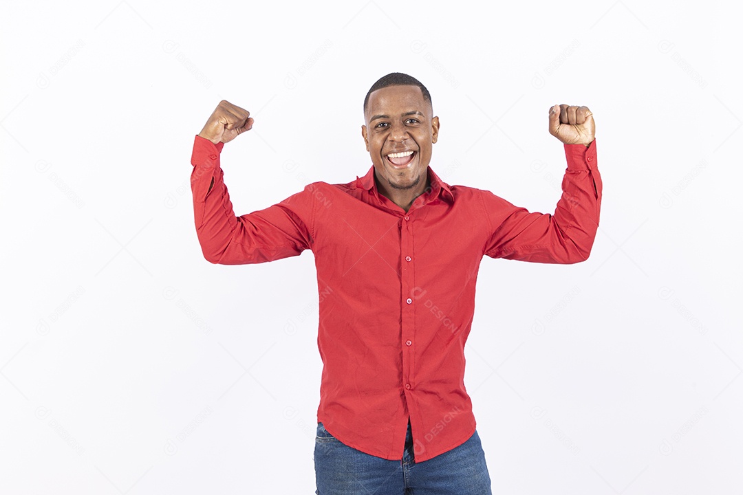 Homem negro sorridente com camisa vermelha