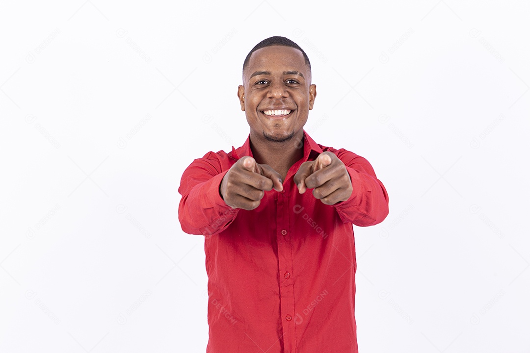Homem negro sorridente com camisa vermelha