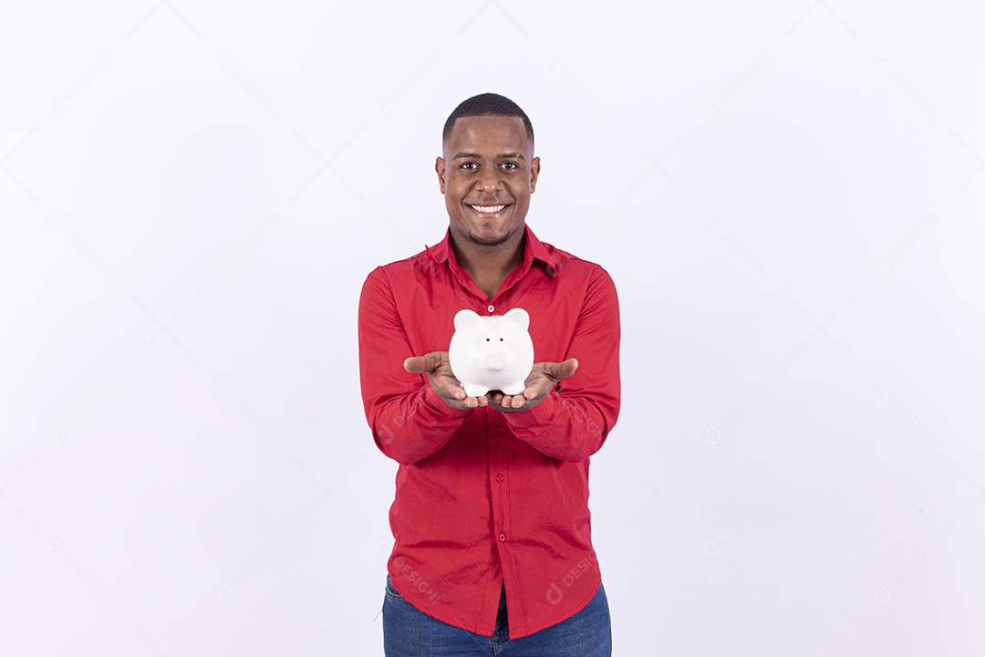 Homem negro sorridente segurando cofre de moedas