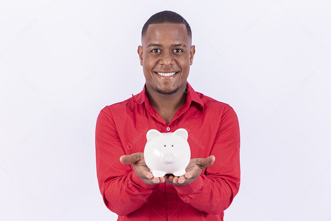 Homem negro sorridente segurando cofre de moedas