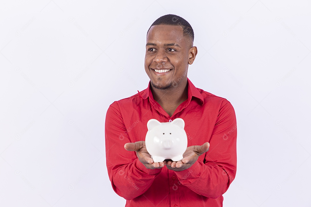 Homem negro sorridente segurando cofre de moedas