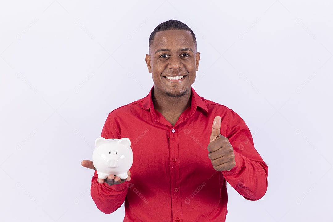 Homem negro sorridente segurando cofre de moedas