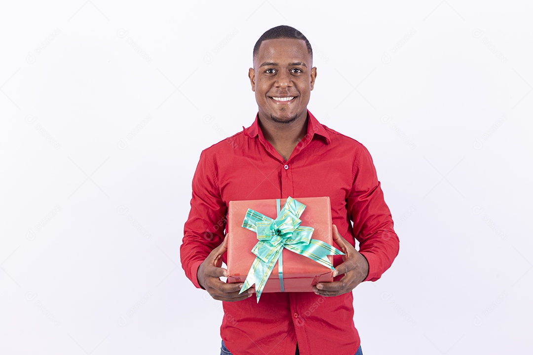 Homem negro sorridente segurando caixa de presente