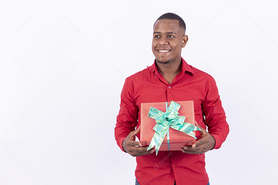 Homem negro sorridente segurando caixa de presente