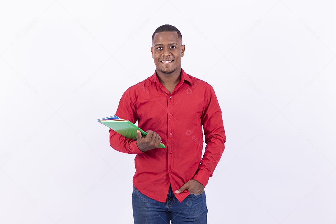 Homem negro sorridente segurando livros