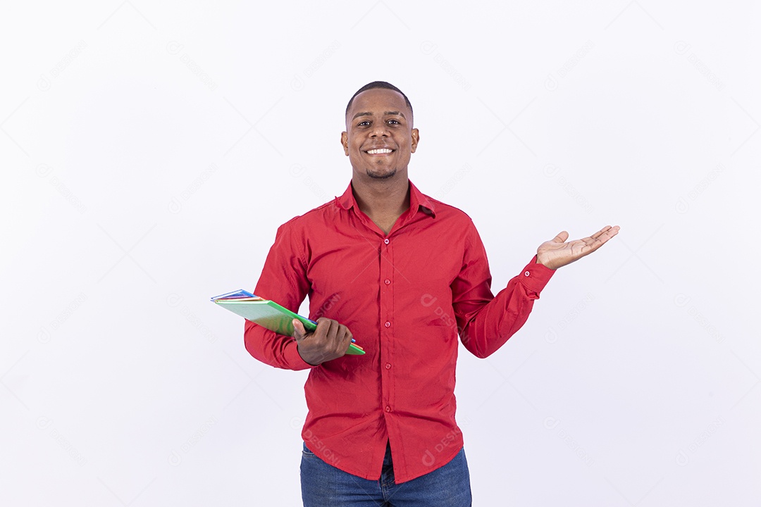 Homem negro sorridente segurando livros