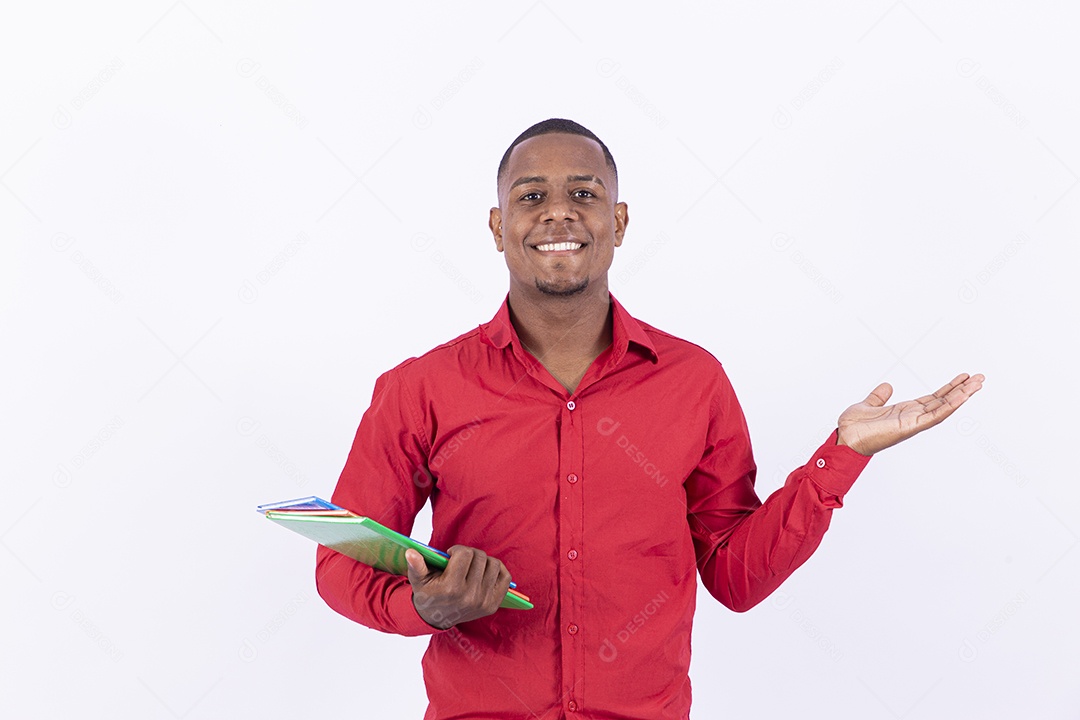 Homem negro sorridente segurando livros