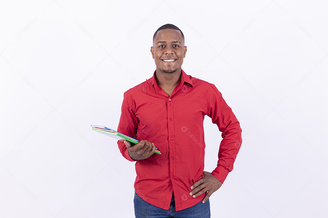 Homem negro sorridente segurando livros