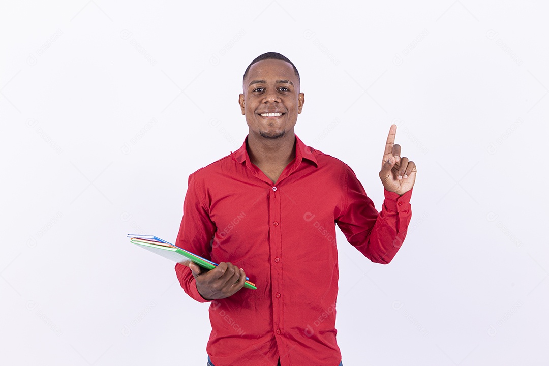 Homem negro sorridente segurando livros