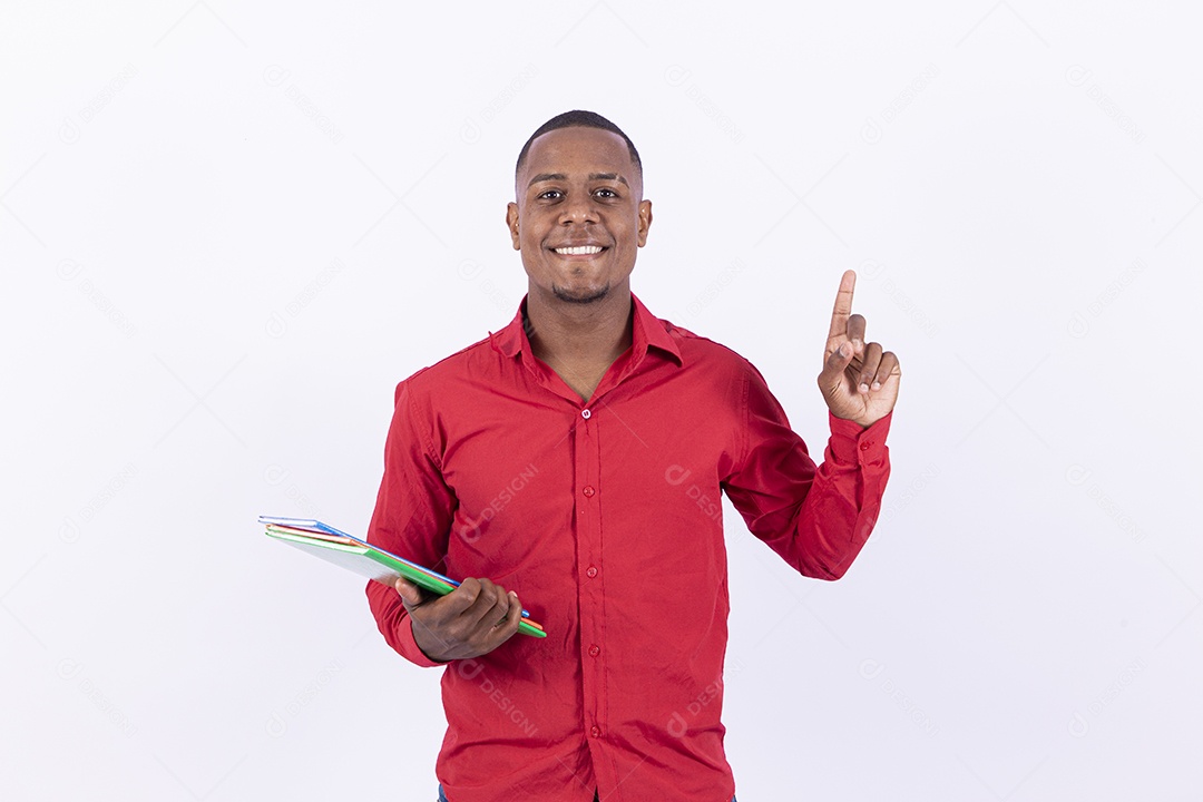 Homem negro sorridente segurando livros