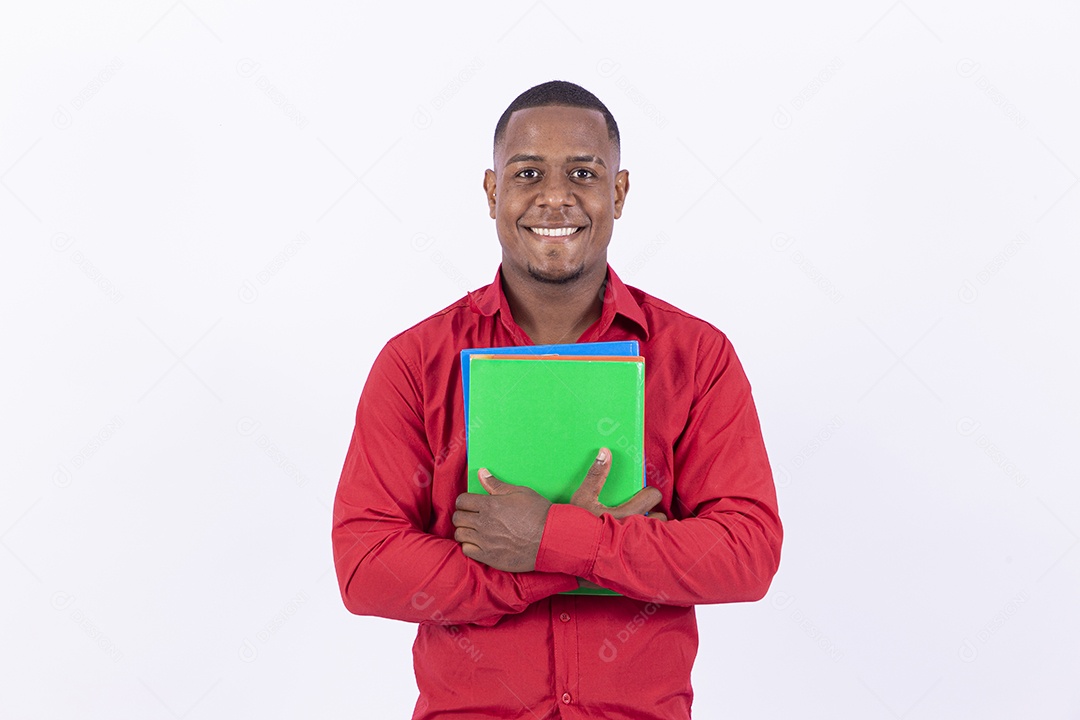 Homem negro sorridente segurando livros