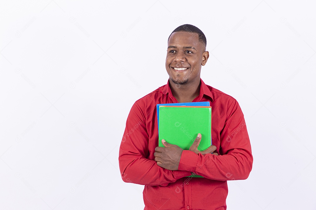 Homem negro sorridente segurando livros