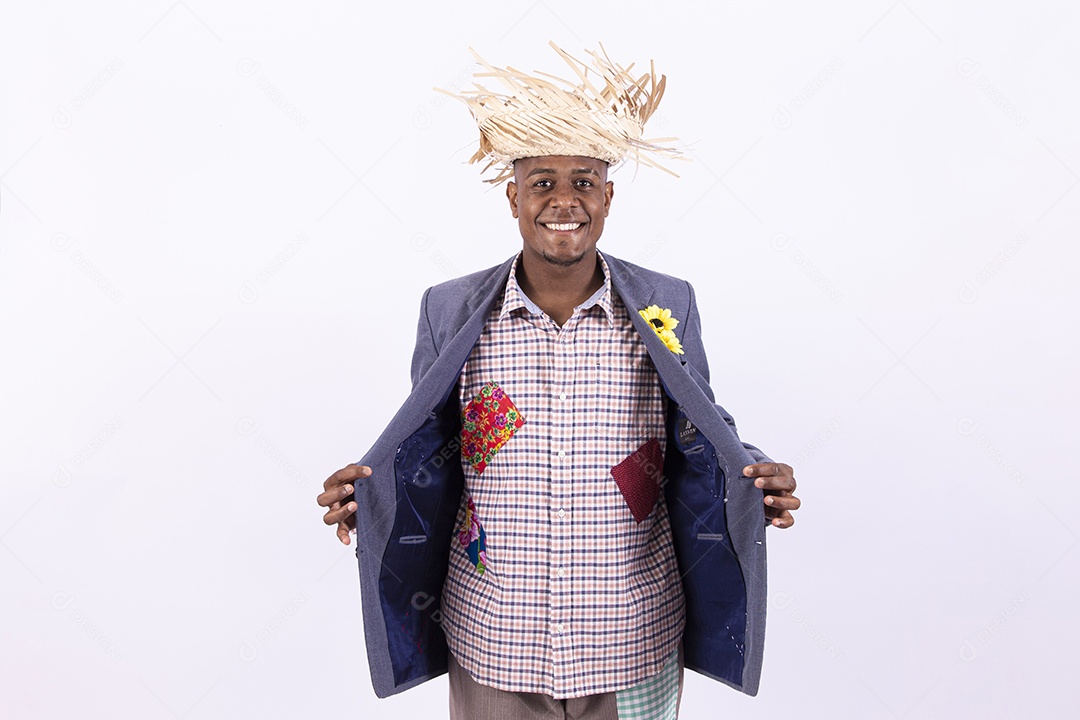 Homem negro sorridente com trajes de festa junina