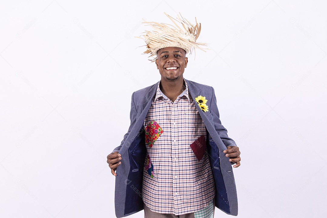 Homem negro sorridente com trajes de festa junina