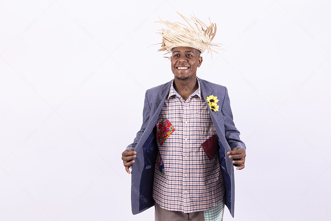 Homem negro sorridente com trajes de festa junina