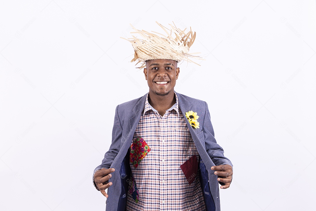 Homem negro sorridente com trajes de festa junina