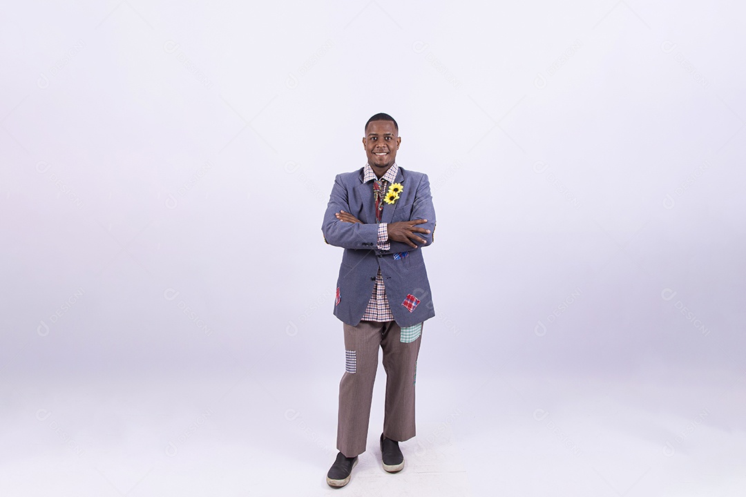 Homem negro sorridente com trajes de festa junina