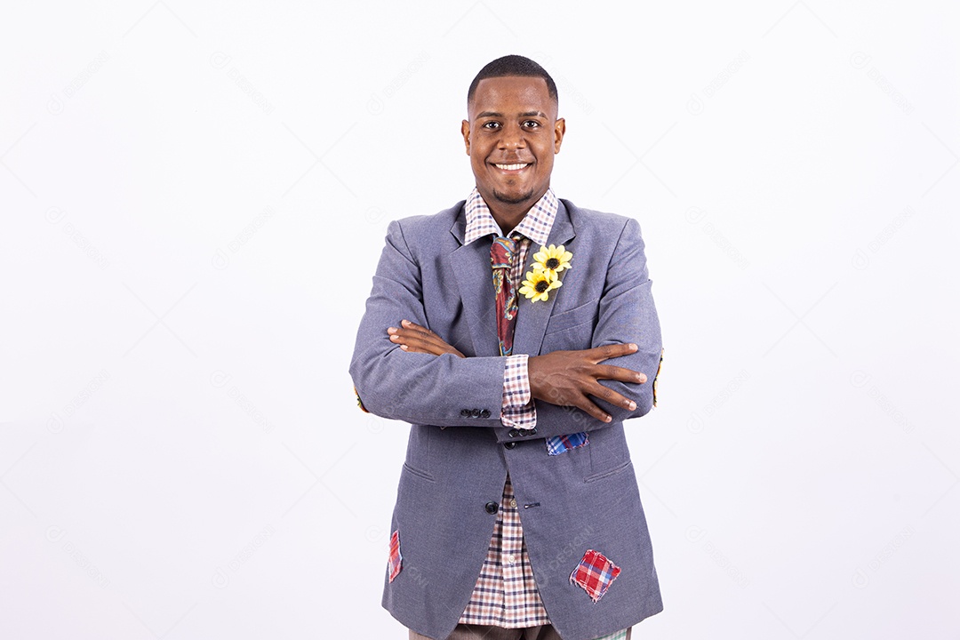 Homem negro sorridente com trajes de festa junina