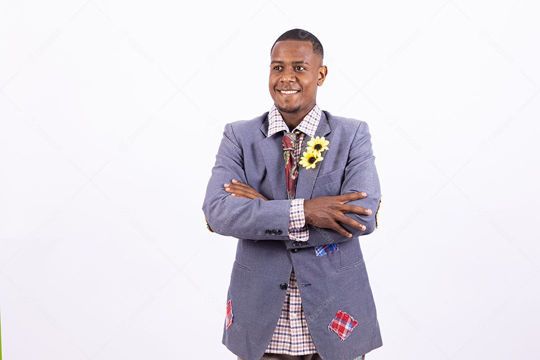 Homem negro sorridente com trajes de festa junina