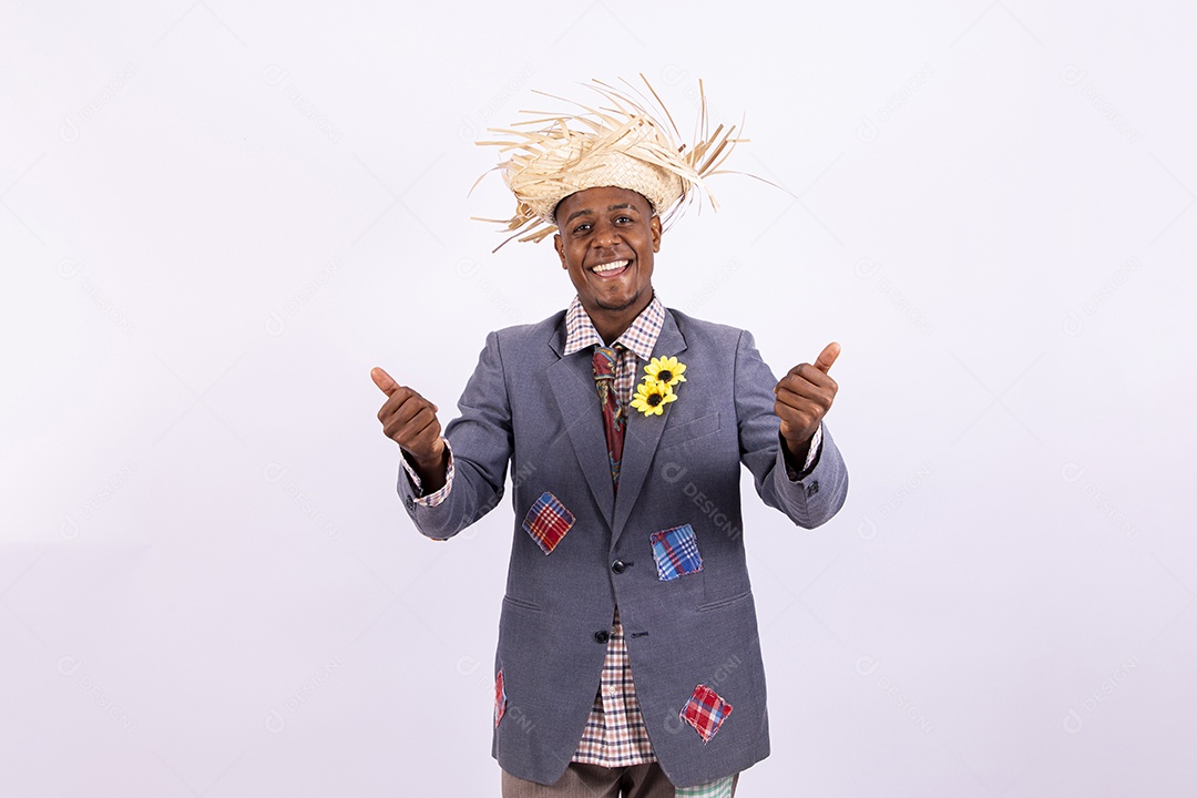 Homem negro sorridente com trajes de festa junina