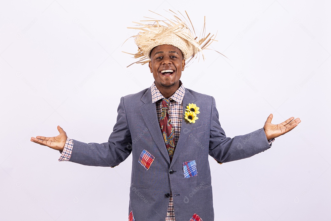 Homem negro sorridente com trajes de festa junina