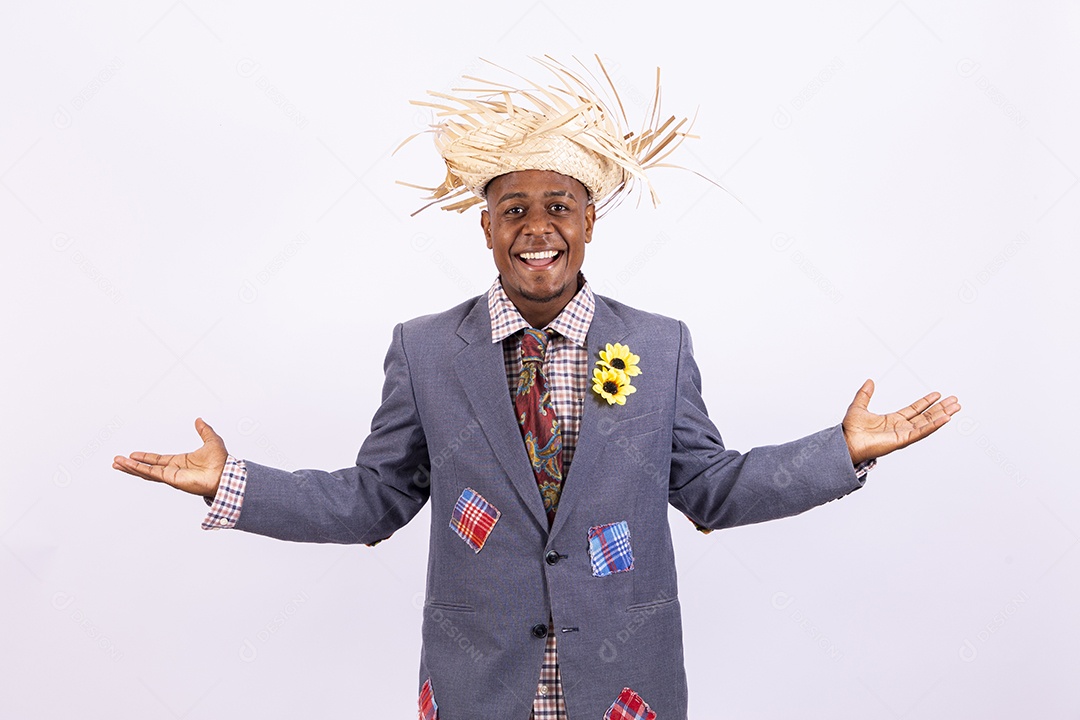 Homem negro sorridente com trajes de festa junina