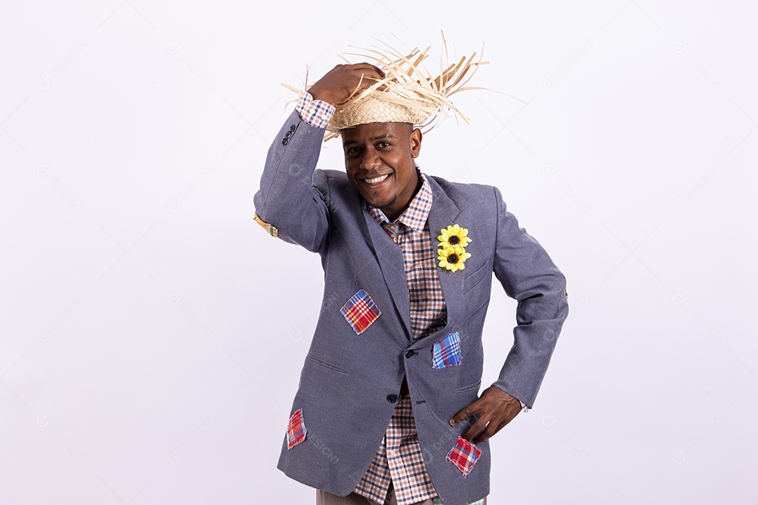 Homem negro sorridente com trajes de festa junina