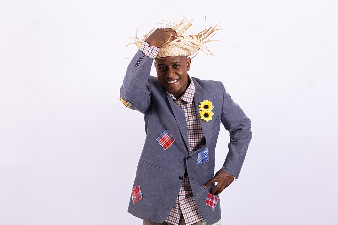 Homem com trajes de festa junina