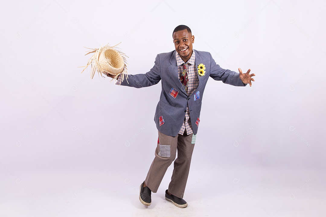 Homem com trajes de festa junina