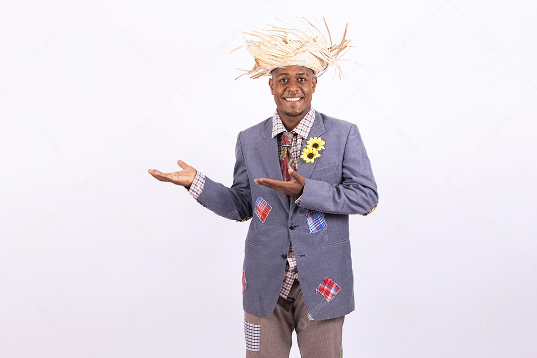 Homem com trajes de festa junina